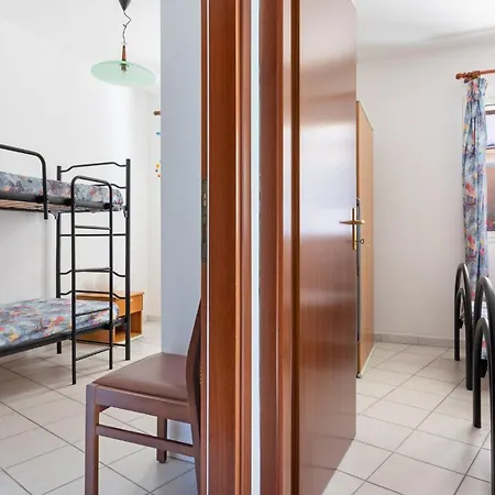 Guesthost - Cozy Flat With Terrace By The Sea *