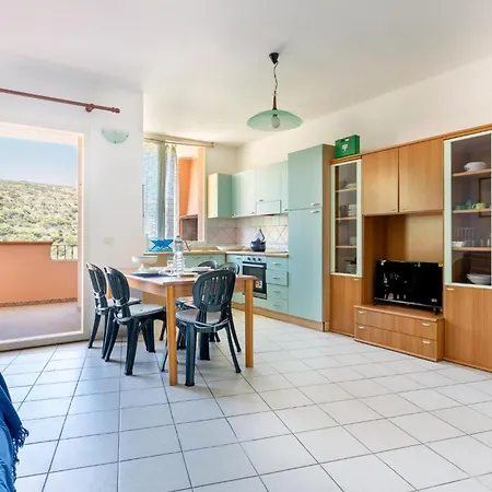 Guesthost - Cozy Flat With Terrace By The Sea
