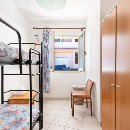 Guesthost - Cozy Flat With Terrace By The Sea *