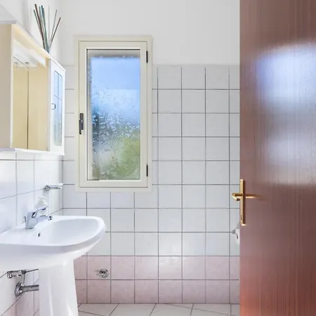 Guesthost - Cozy Flat With Terrace By The Sea Apartament